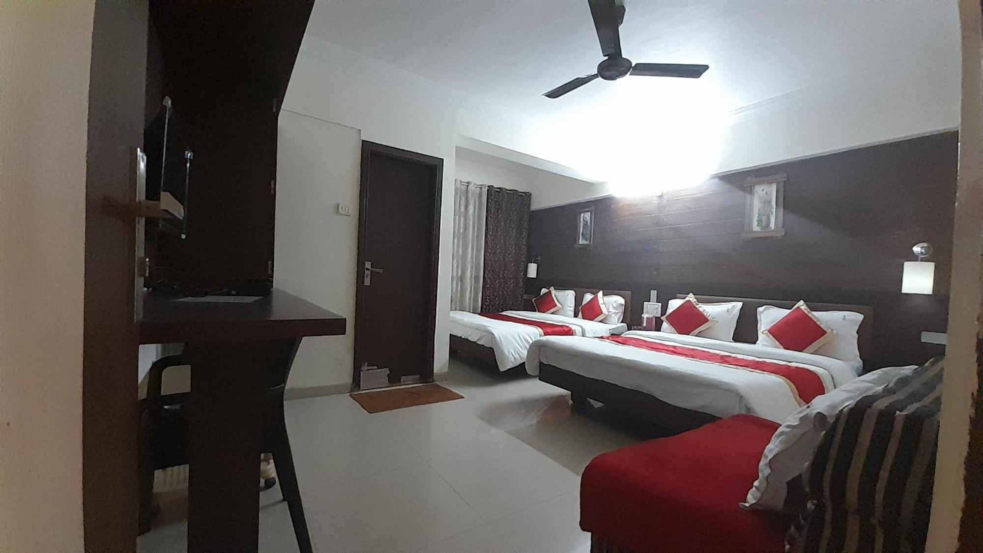Hotel S K Palace Махабалешвар Экстерьер фото